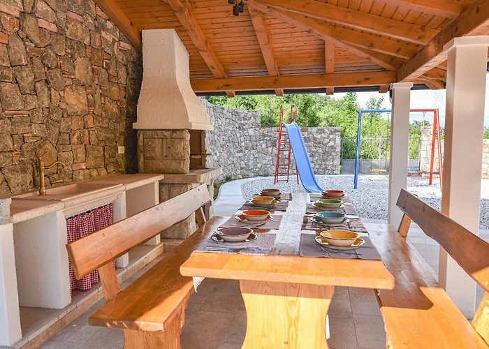 Danica With Pool - Perka Zvoneca