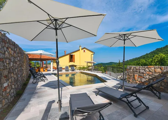 Danica With Pool - Perka *